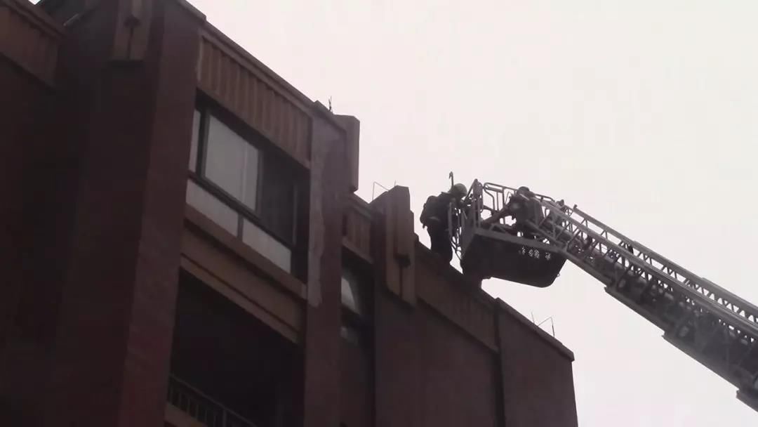 绍兴一居民楼起火!一家四口被逼到顶楼…还好