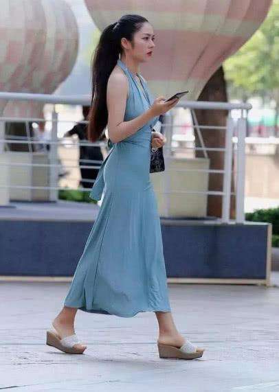 街拍: 丝滑的蓝色长裙, 彰显凹凸有致好身材, 十分提升气质