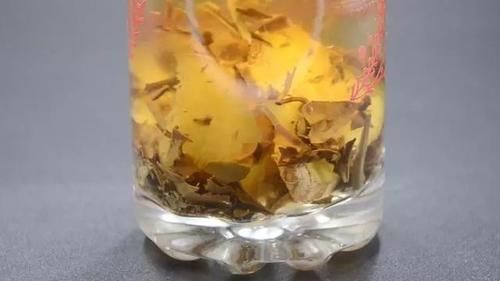  治疗感冒：茶叶水里加几片生姜，作用真强大，喝一次能省几百元，早学早受益