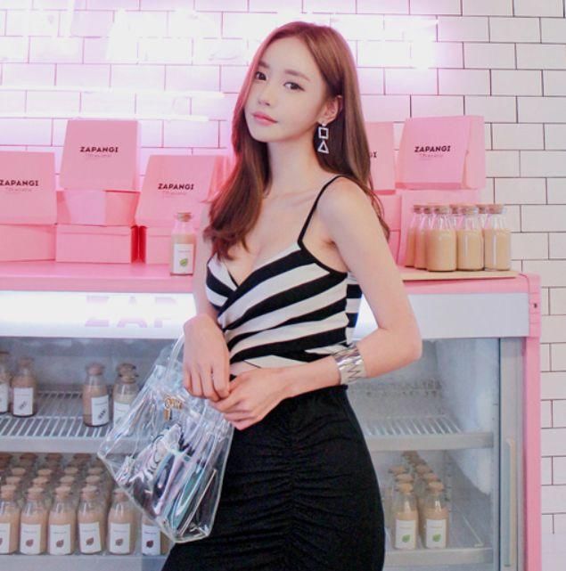 紧身裙美女,时尚的装扮,使美女显得自信优雅!