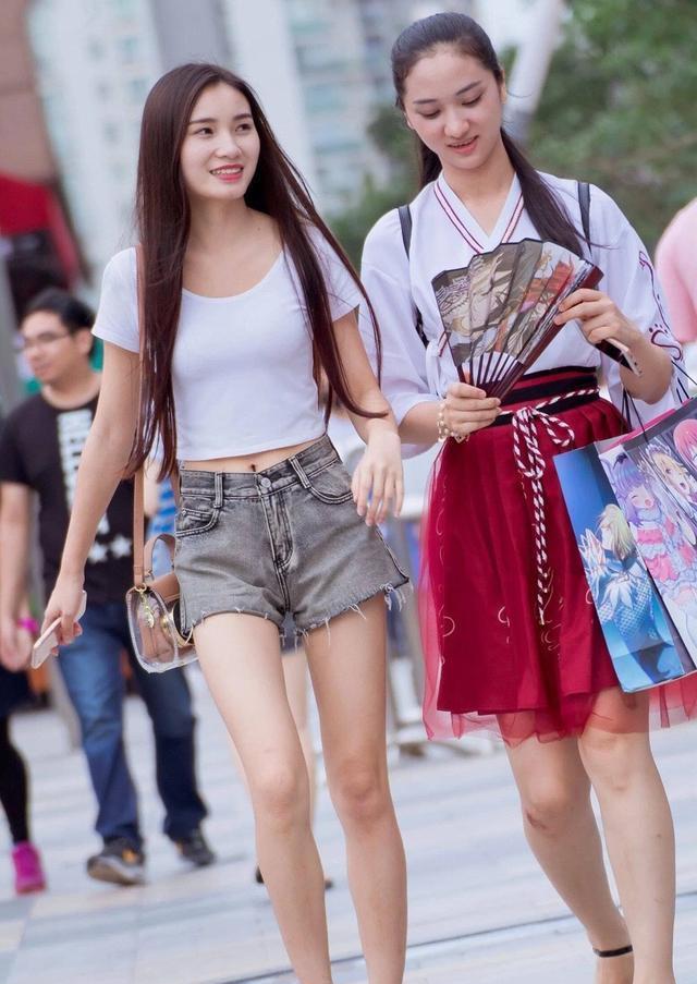 街拍美女:颜值高的小姐姐,随便一条牛仔短裤也能穿出女神范来