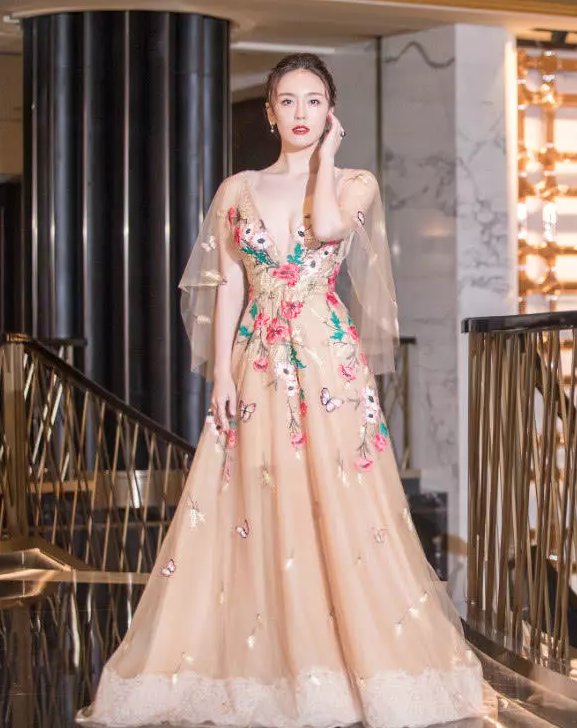 吕佳容真是天生的尤物啊,穿这条礼裙更加明显,柳岩都甘拜下风!