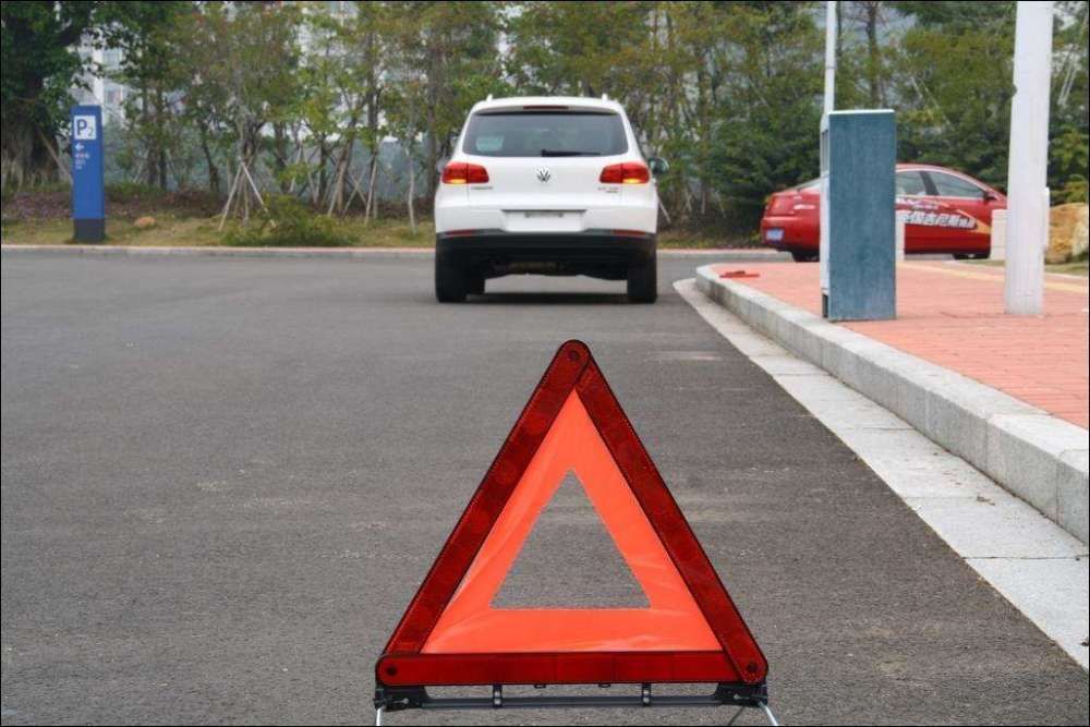  扣12分■高速爆胎，应急车道换备胎被扣12分，车主反问凭啥罚我