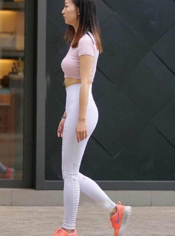 靓丽挺拔的成熟美女,穿上打底裤秀出女神气场,时尚又养眼!