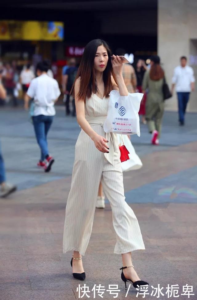  【小姐姐】美女一双个性的一字带高跟凉鞋穿它出街，精致之中带着时尚的韵味