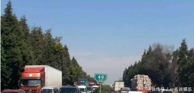 夜间开车上高速，应该开近光灯还是远光灯老司机别搞错了！