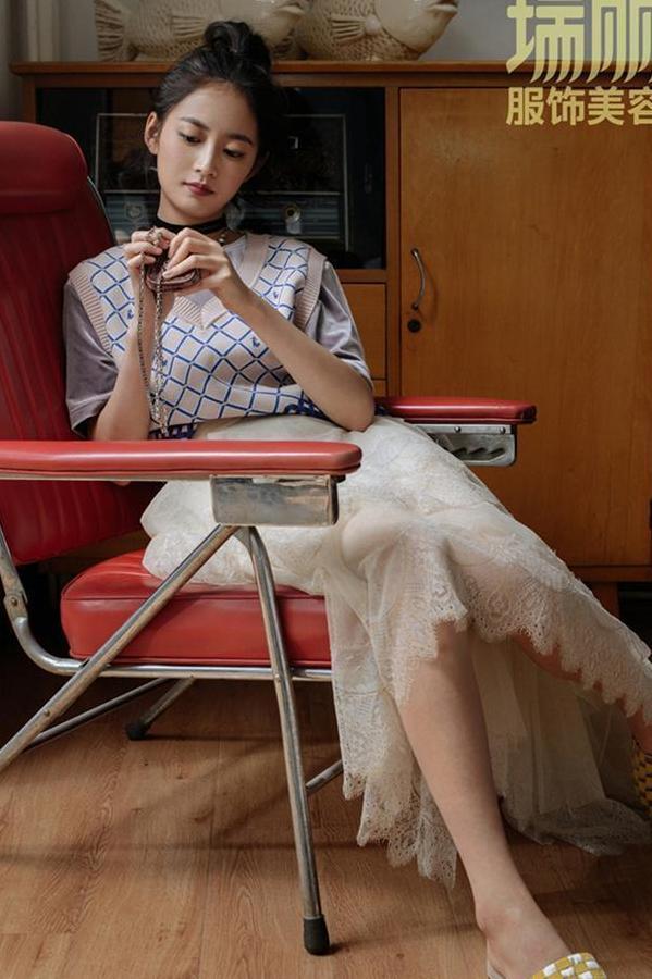 陈钰琪上半身穿镂空背心, 却要穿两条裤子还塞满了花, 看不懂!