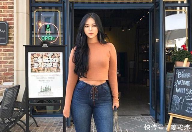 微胖的牛仔裤美女，傲人的身材，网友一个字美！