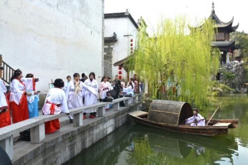 穿汉服才能进的景区！工作人员说古文，网友：这是穿越了