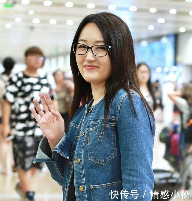46岁杨钰莹近照曝光，胖了很多，穿的鞋子也是醉了！