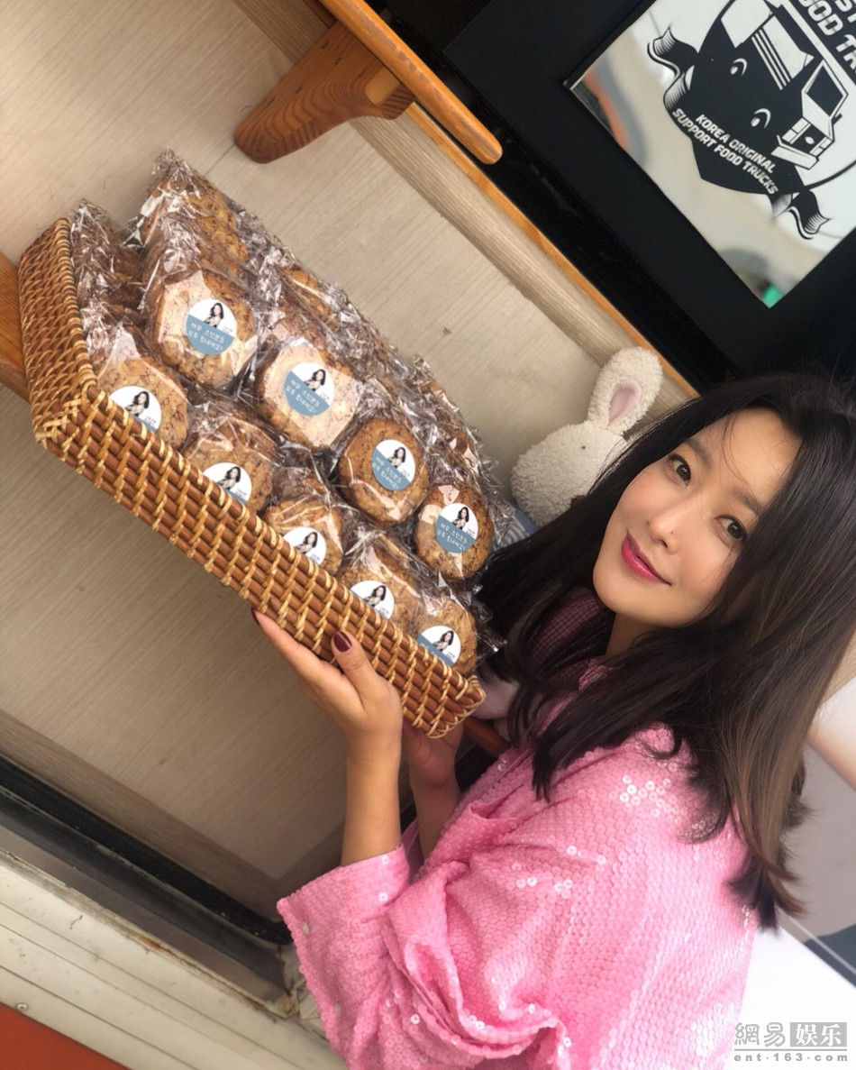 41岁金喜善颜值依旧在线 甜笑气质温柔