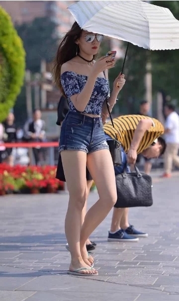  自信|街拍：优雅端庄的美女，彰显自信从容的魅力
