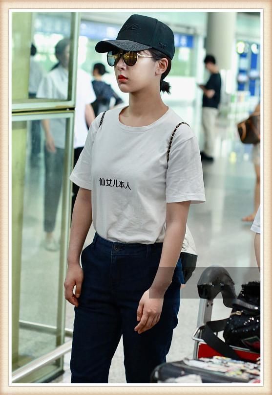 杨紫为了美，把“仙女”T恤都穿了出来，不想竟被臃肿身材抢了镜