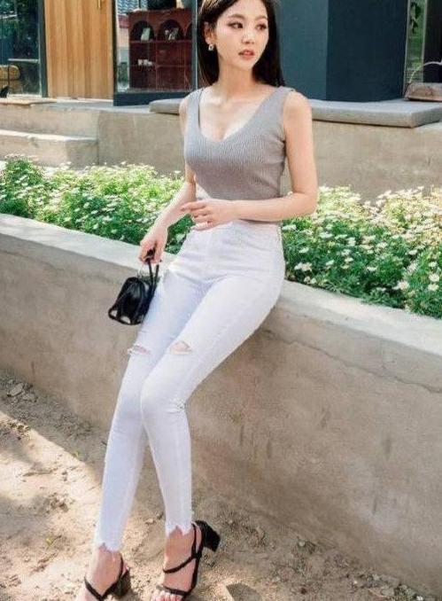 好看的不得了的紧身牛仔裤，让你的迷人气质更出众！