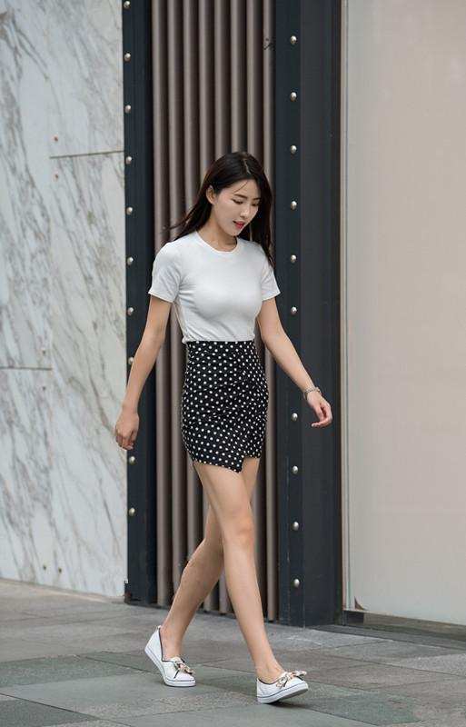 素人街拍: 女人天生爱打扮 第一位姑娘的短裤好清凉