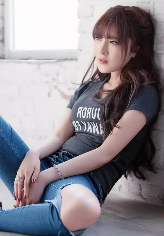 牛仔裤美女性感迷人，高回头率