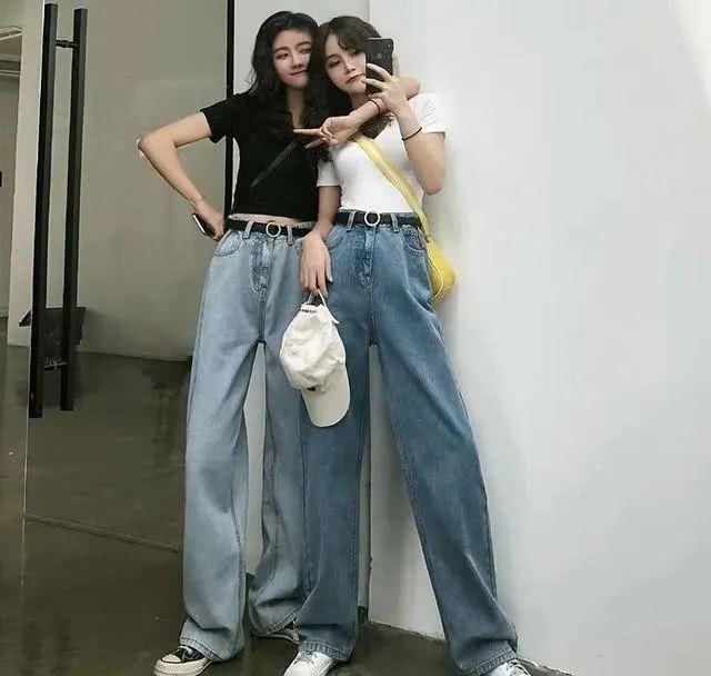  [子女生来说]今春流行的一种穿搭，叫“短上衣＋高腰裤”，巨显高，小个子也爱