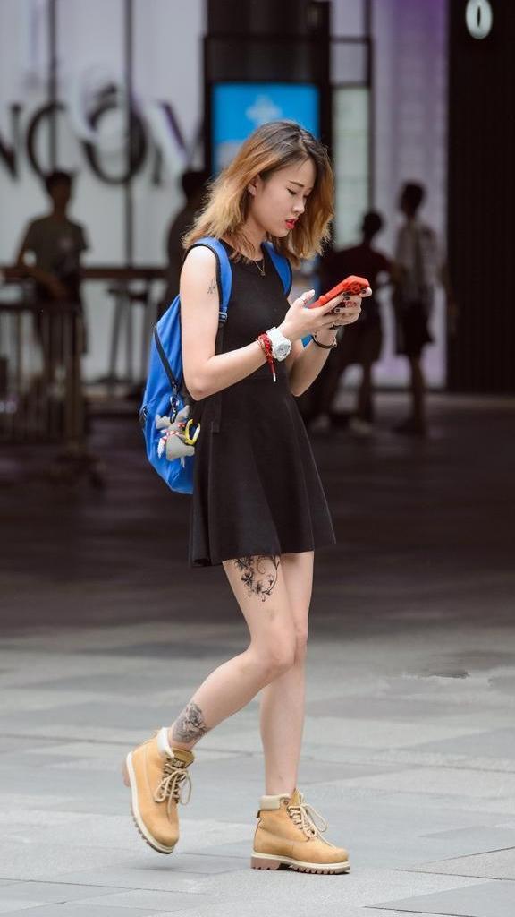 街拍路人，高气质的吊带连衣裙穿搭参考，让你秒变窈窕淑女