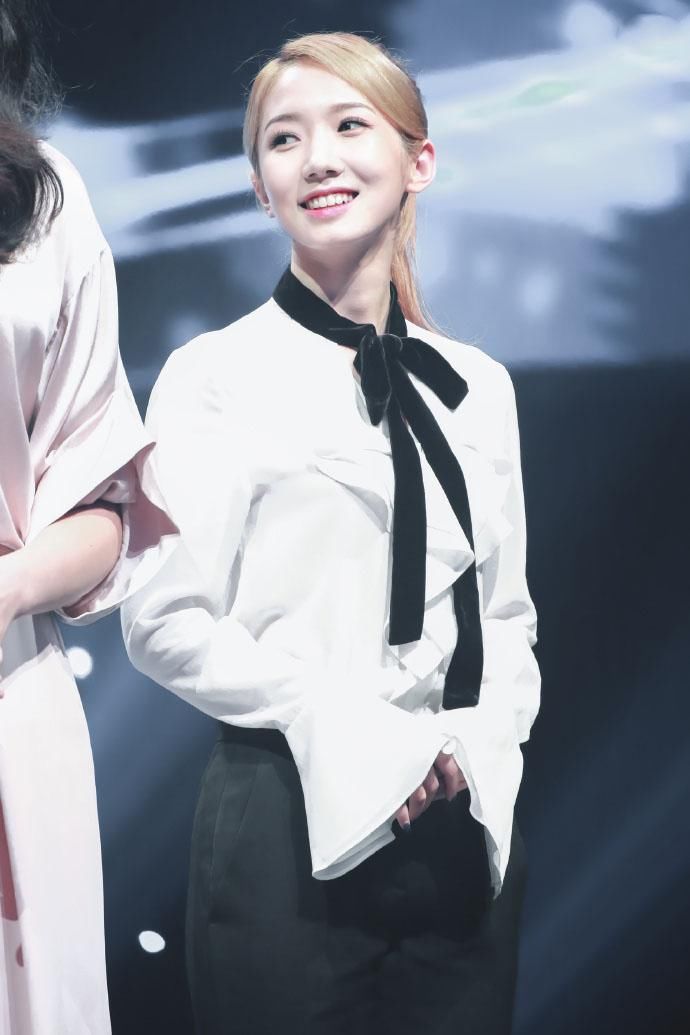 孟美岐性感饭拍写真图片