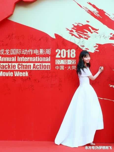 白百何穿一字白裙亮相，撞衫孙俪却被秒杀，网友:输在气场气质上