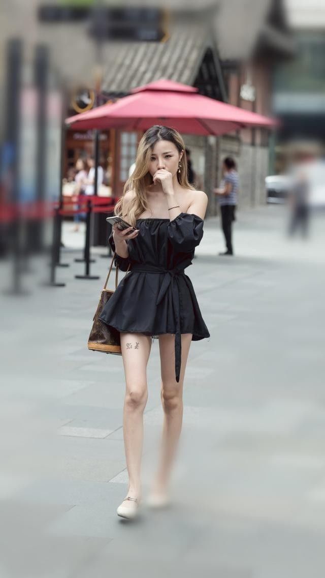 时尚街拍：甜美清新的小姐姐，穿着简单迷人！