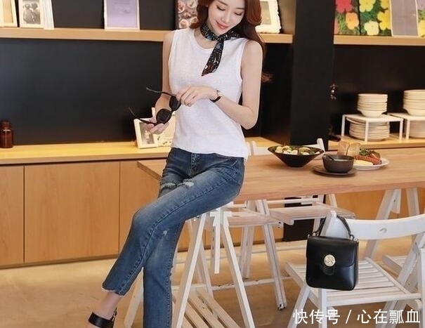 美女@身材紧致的牛仔裤美女,充满青春活力,气场十足