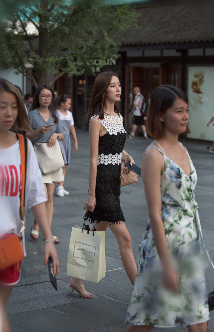 成都街拍:温婉甜美的连衣裙搭配高跟凉鞋，不经意的瞬间也很美!