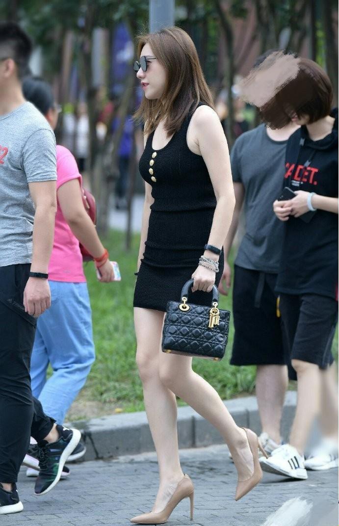  『设计』街拍：小姐姐的裙子非常有设计感，让人一眼以为看错了前后？