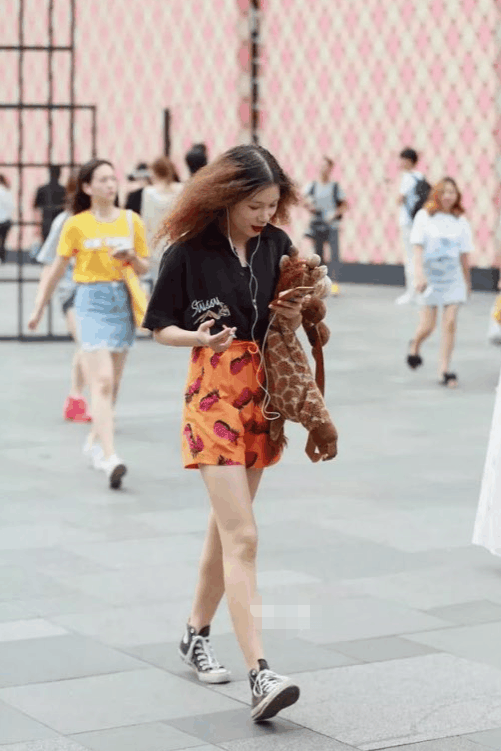 街拍: 图3黑色T恤百搭, 左边美女身材性感亮点十足！