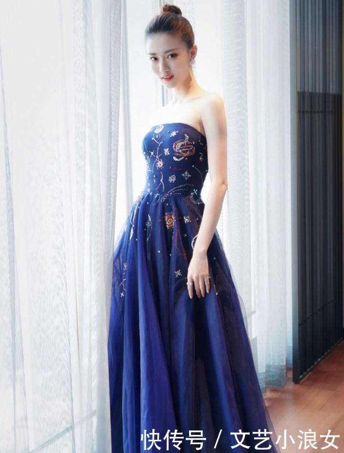 徐璐身穿一件粉色吊带背心，锁骨比衣服还要抢眼，比郑爽还瘦吧！