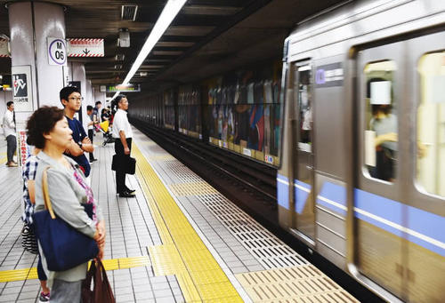 英国游客：日本地铁很安静，那中国地铁呢？英国游客两字总结