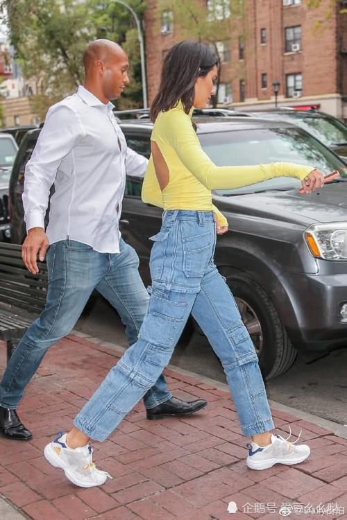 肯豆穿露背长袖真空出街，多兜的裤子会显的腿粗，模特也不例外