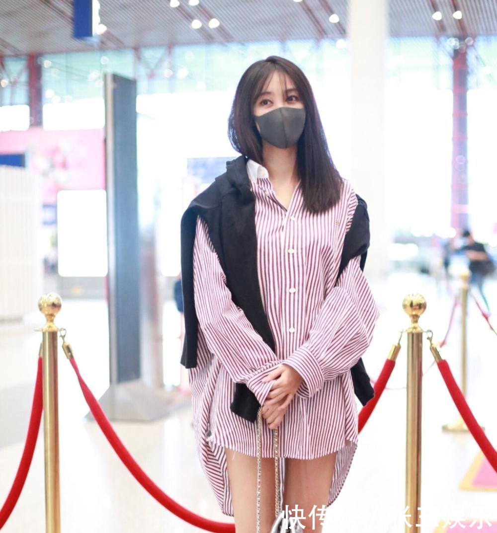 李菲儿真会玩, 短裤卷了一层又一层, 可搭配渔网袜又是几个意思?