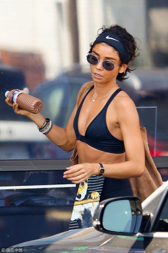 “大姐”萨拉海蓝德内衣外穿身材好到爆 事业线和马甲线齐飞惹人