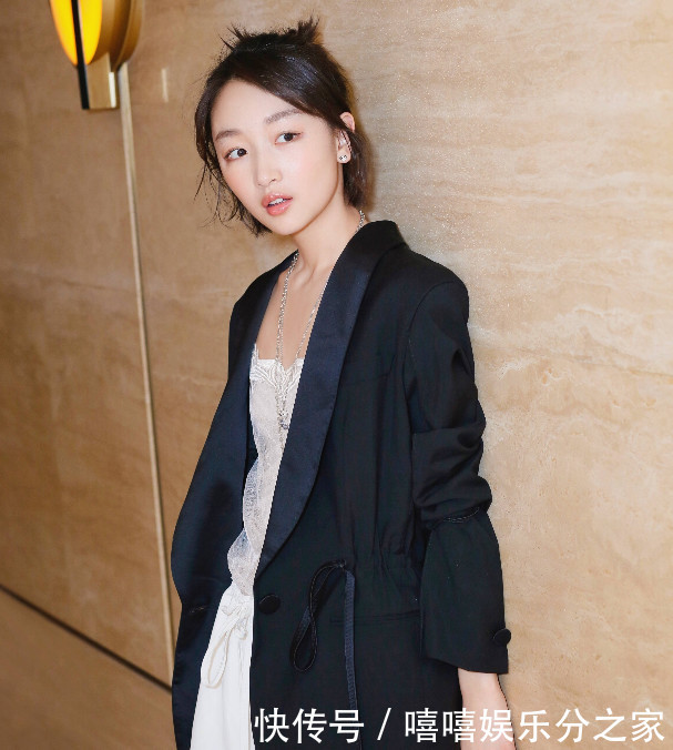 周冬雨穿西装亮相帅，脚下鞋子亮了，是她从垃圾堆中捡的