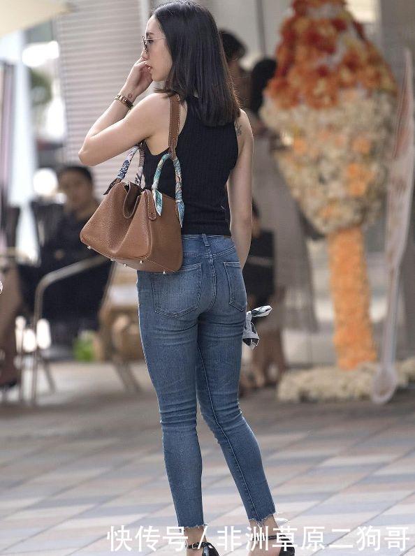 紧身牛仔裤穿出小姐姐曲线身段，展现青春活力的气息！