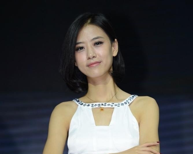 淡妆:优雅气质配靓丽短发,时尚造型简直不要太迷人,车模淡妆亮相