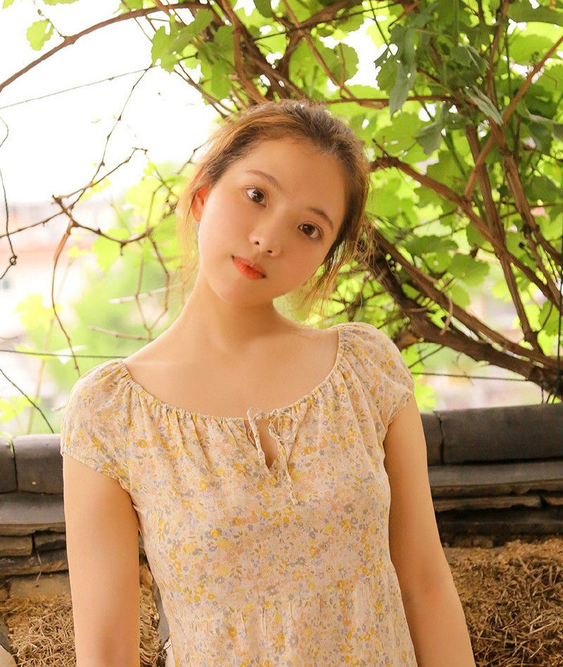 美女碎花连衣裙，白皙美肌清非常火爆的身材，看得男人心动了