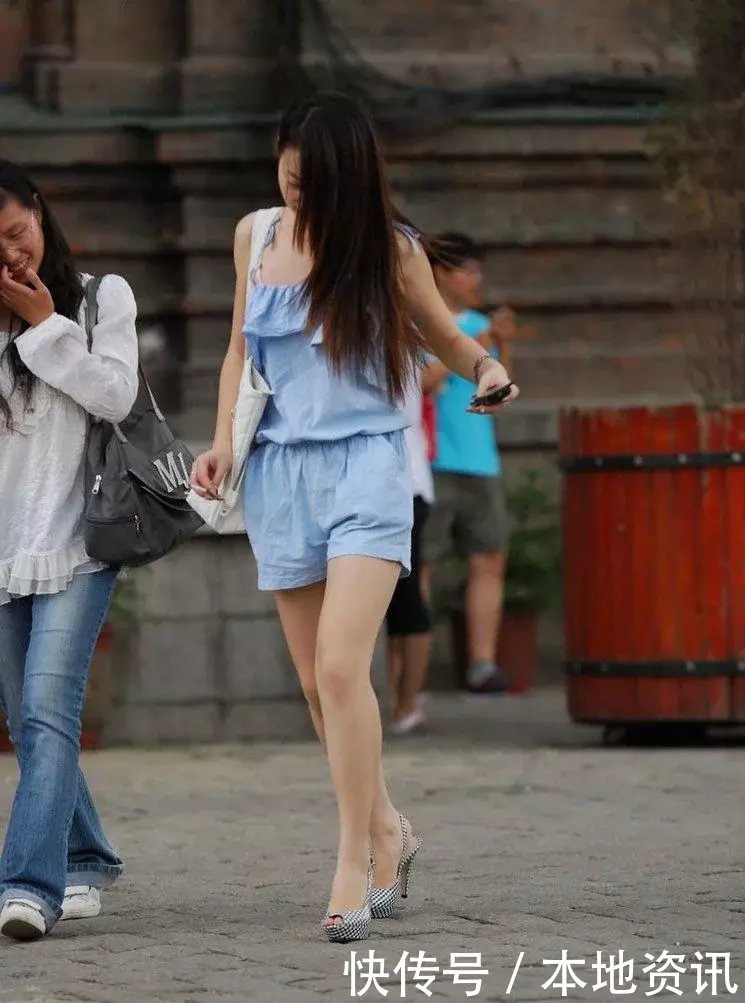 街拍:时尚潮女竟然会抽烟