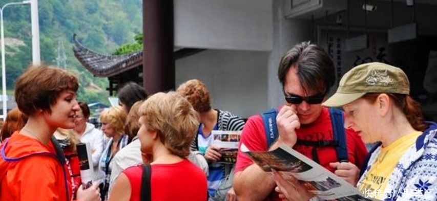 美国游客在中国点了一份小笼包，看到账单后，为何却愣住了？