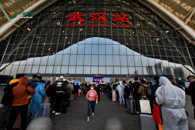 北高速收费站@江城?重启丨解放军报记者全景记录武汉“解封”