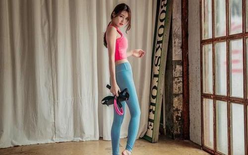 打底裤显现的美女身段优雅，突显的时尚又有气质！