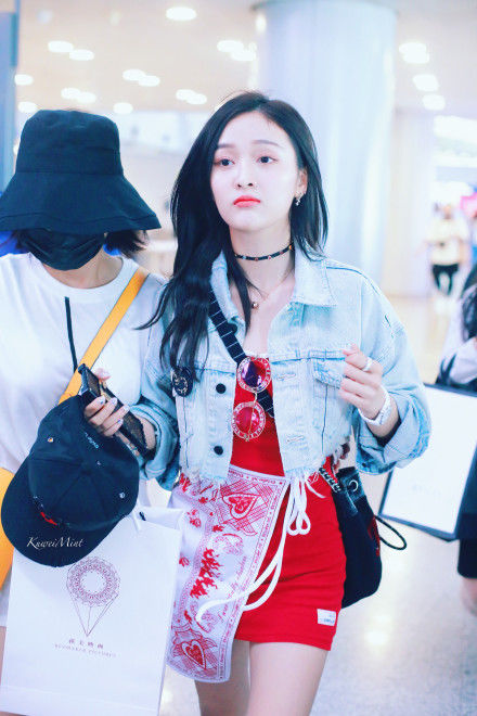 火箭少女吴宣仪穿红色连衣裙秀性感翘臀，网友:身材是真心好!