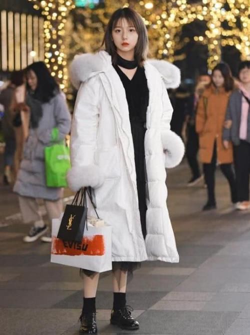  潮范：潮范儿女神来了，街拍：语笑嫣然的小姐姐，一件黑色上衣配紫色休闲裤，青春靓丽美