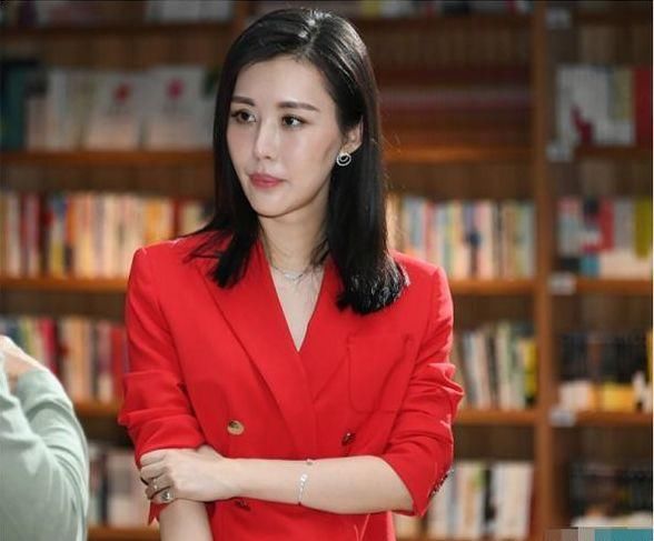 当24岁章泽天和37岁田朴珺同穿西装，一个温婉大气，一个霸气十足