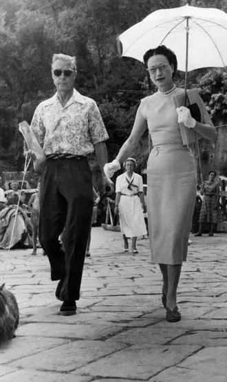 正牌王妃撞衫“绿茶情妇”？英国网友又开始八卦了...