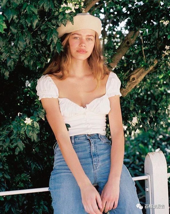 最近流行穿milkmaid上衣，甜美性感合二为一