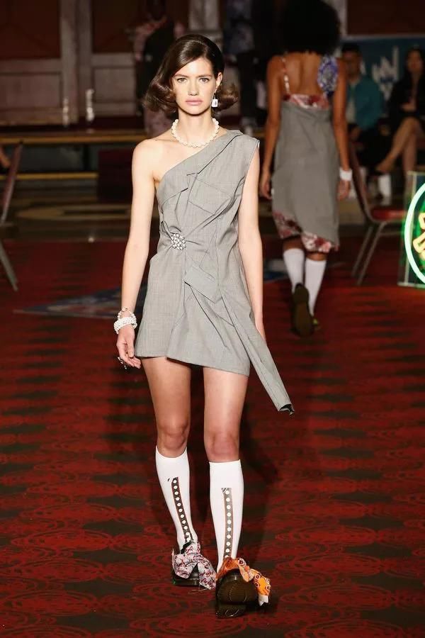 在唐人街的中餐馆打麻将，中式旗袍和解构西装完美结合，打造最中