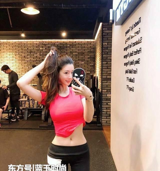  「显得」街拍：打底裤的搭配显得年轻青春范十足，穿着轻松自如