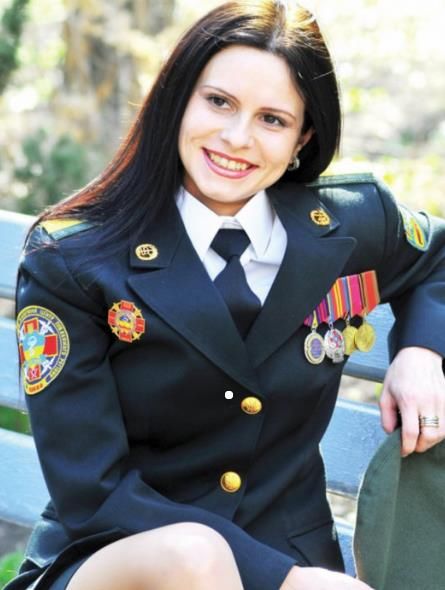 乌克兰的女兵有多美?身材高挑,体型丰满,让人舍不得移开脸!